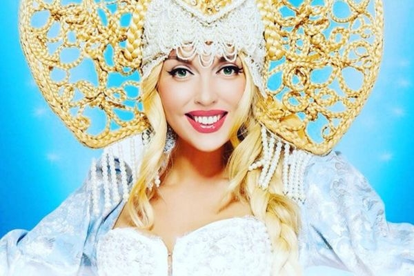 Оля Полякова вышла в свет в шубе на голое тело