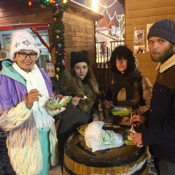 Из-за старшего сына Эвелина Бледанс питается в уличной забегаловке и сидит в убежище