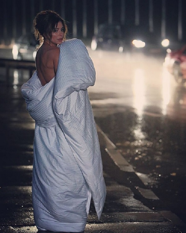 Ани Лорак оказалась обнаженной в одном одеяле посреди улицы