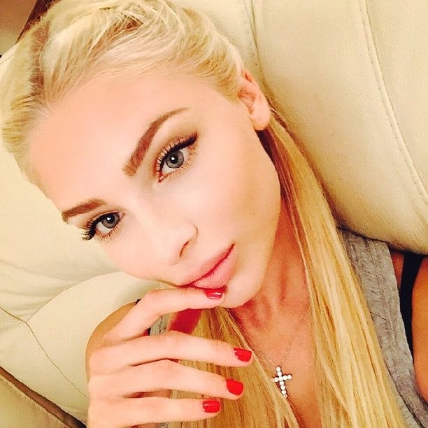 Алена Шишкова сняла нарощенные ресницы и выложила фото без единого намека на макияж