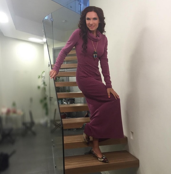 Эвелина Бледанс пришла на телешоу в очень коротком платье