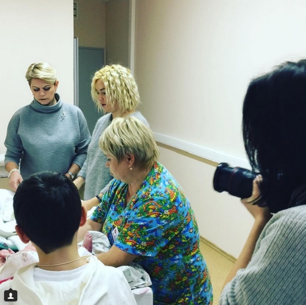 Семья Костюшкиных показала фотографии выписки из роддома