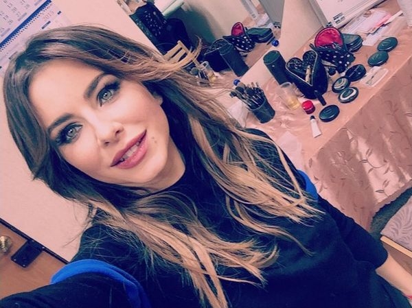 Ани Лорак шокировала поклонников, выйдя на сцену в «дырявом» платье