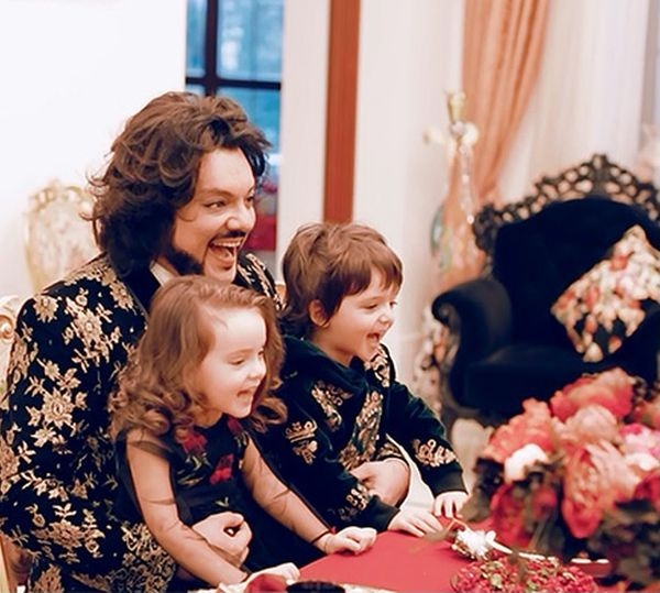В Сети появились кадры из новогодней фотосессии Филиппа Киркорова с детьми
