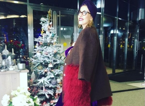 Ксения Собчак поделилась планами на Новогоднюю ночь и показала свой праздничный наряд