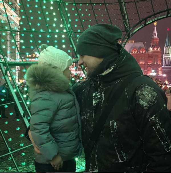 Дмитрий Колдун показал новогодние фотографии с женой и сыном
