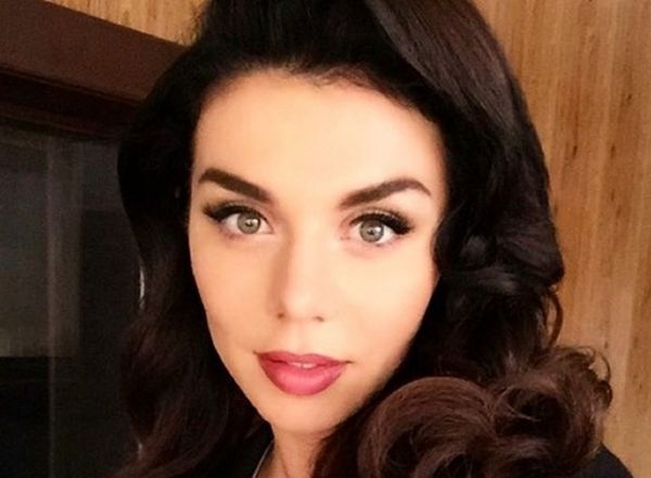 Анна Седокова продемонстрировала грудь в кружевном бюстгальтере