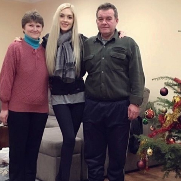 Эрика Герцег опубликовала фото с родителями

