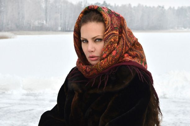 Елена Галицына совершила экстремальный заплыв в ледяной проруби