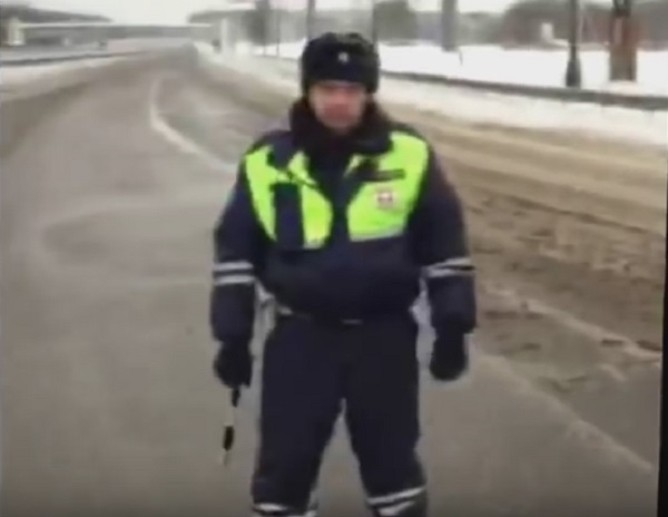 Сотрудник ГИБДД перекрыл дорогу скорой помощи, которая ехала на срочный вызов к ребенку (видео) 