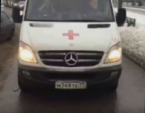 Сотрудник ГИБДД перекрыл дорогу скорой помощи, которая ехала на срочный вызов к ребенку (видео) 