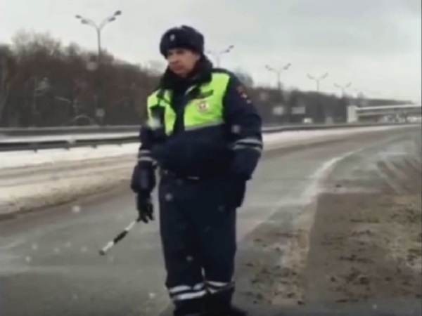 Сотрудник ГИБДД перекрыл дорогу скорой помощи, которая ехала на срочный вызов к ребенку (видео) 