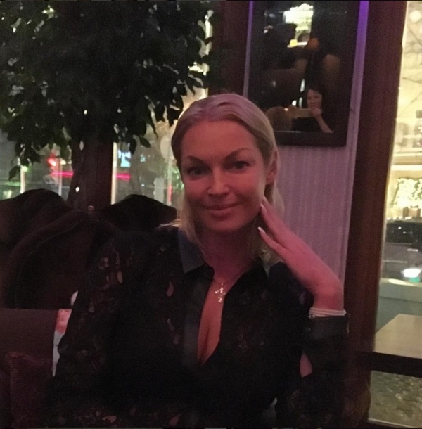 Анна Семенович в эфире телепередачи поставила Анастасию Волочкову в неудобное положение и поэкспериментировала над ее растяжкой