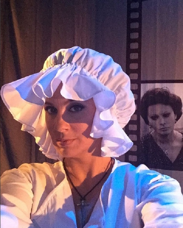 Екатерина Стриженова показала необычный головной убор