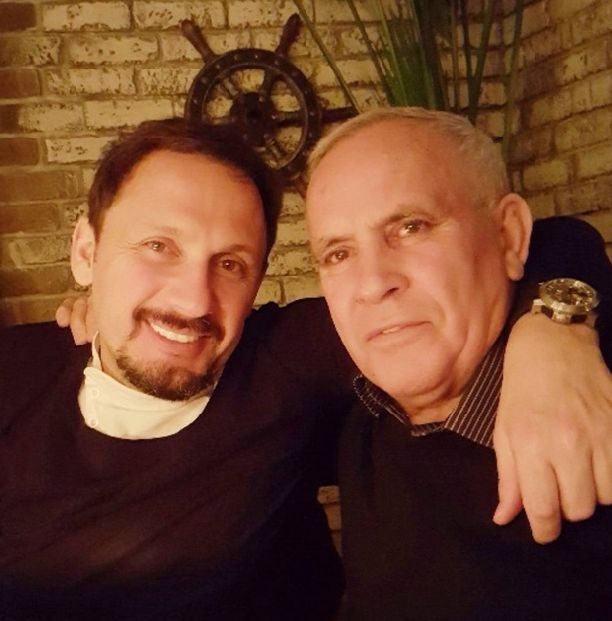 Стас Михайлов запечатлел своего папу в обществе знаменитых блондинок