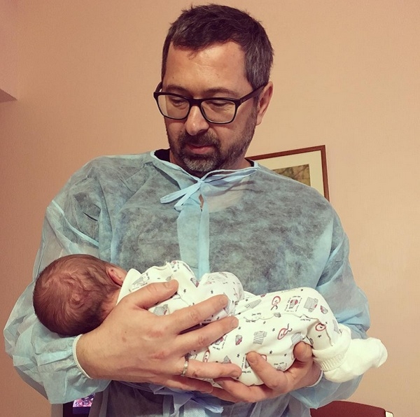 Алексей Рыжов забрал из роддома супругу с новорожденной дочкой и показал фото