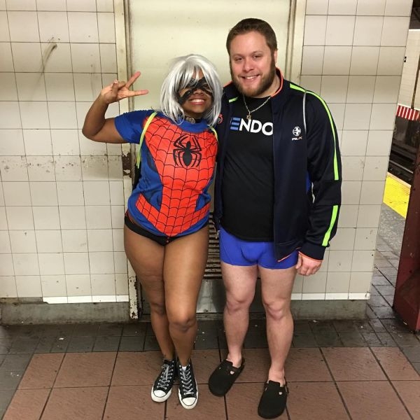По миру прокатилась волна флешмоба "В метро без штанов"