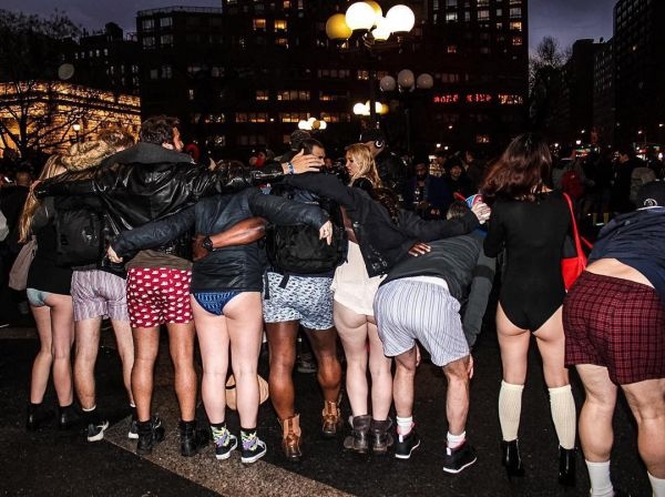 По миру прокатилась волна флешмоба "В метро без штанов"