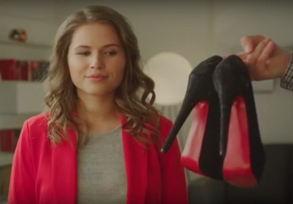 Звезда клипа «про лабутены» Юлия Топольницкая заключила первый рекламный контракт