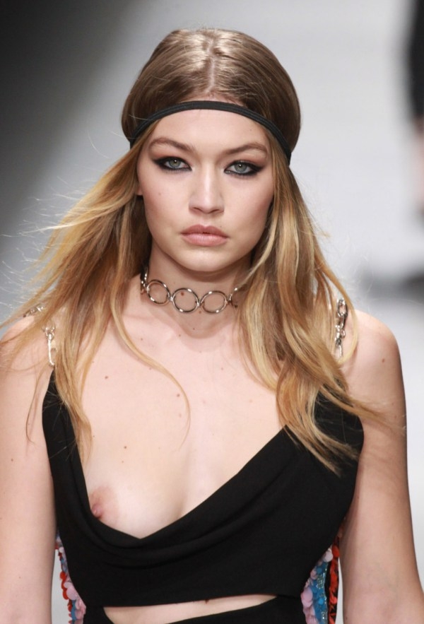 На показе Versace у Джиджи Хахид вывалилась грудь