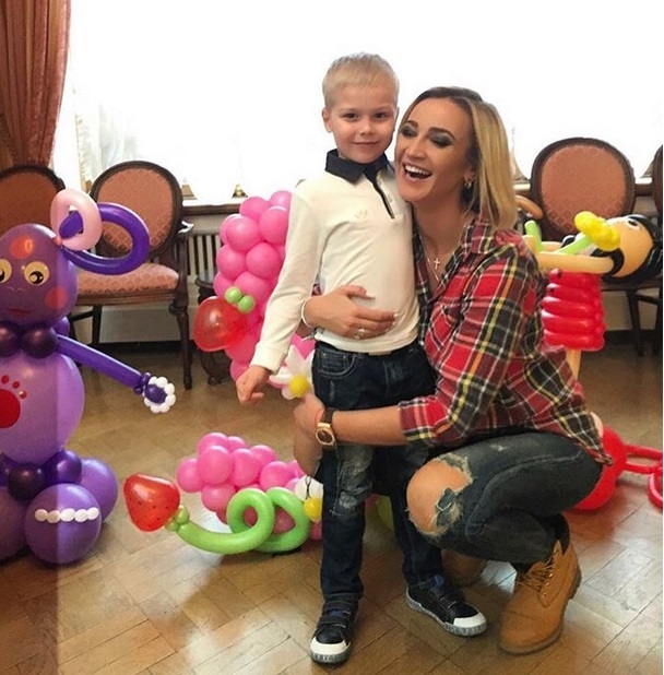 Ольга Бузова уехала на родину за сыном