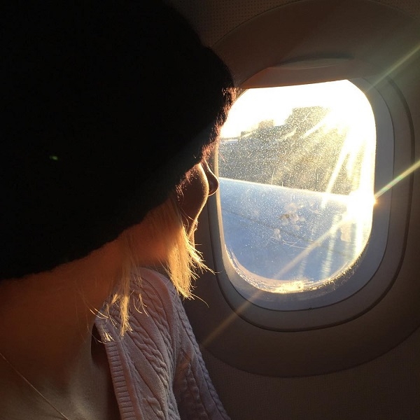 Полина Максимова в образе синего гномика путешествует на самолете