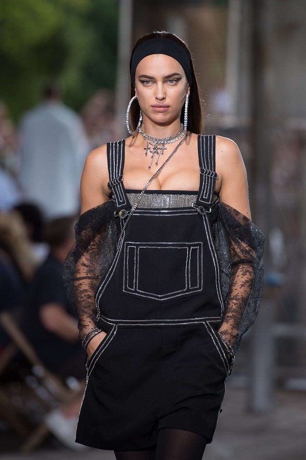 Ирина Шейк ужаснула своим видом на показе Givenchy и поздравила Филиппа Киркорова