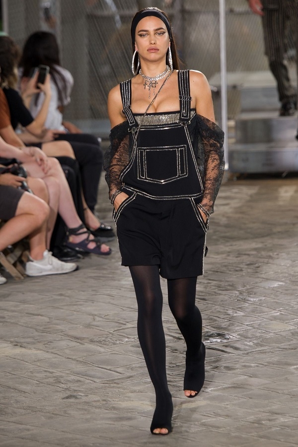 Ирина Шейк ужаснула своим видом на показе Givenchy и поздравила Филиппа Киркорова
