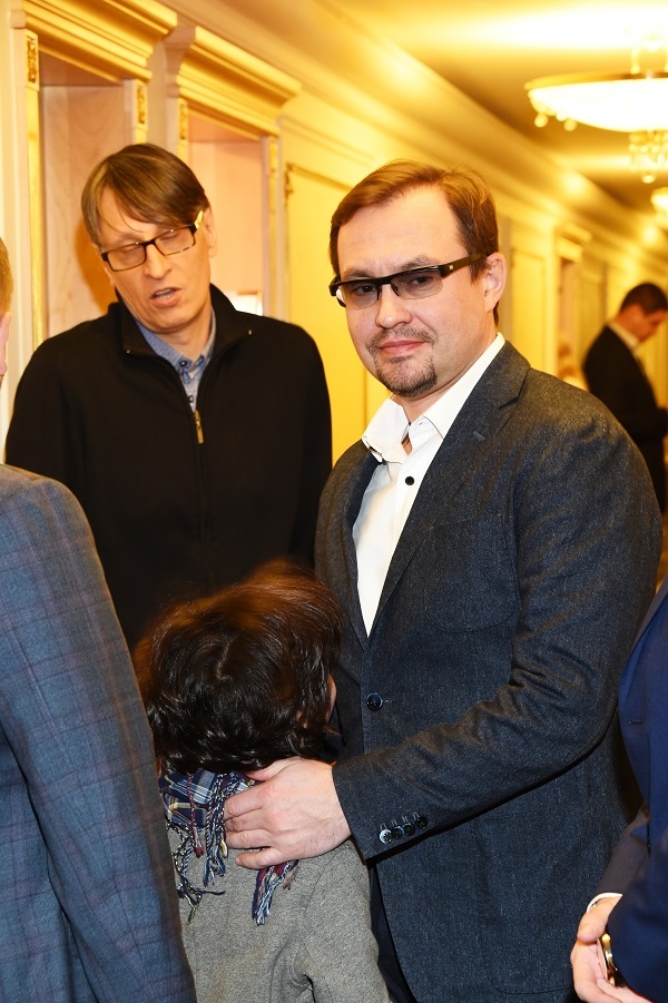 Зара пришла на шоу Валентина Юдашкина с сыном и мужем