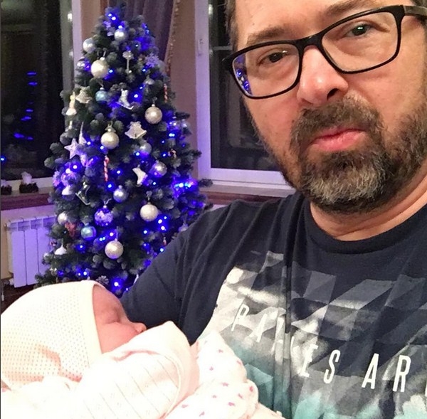 Алексей Рыжов поделился милым фото с новорожденной дочерью