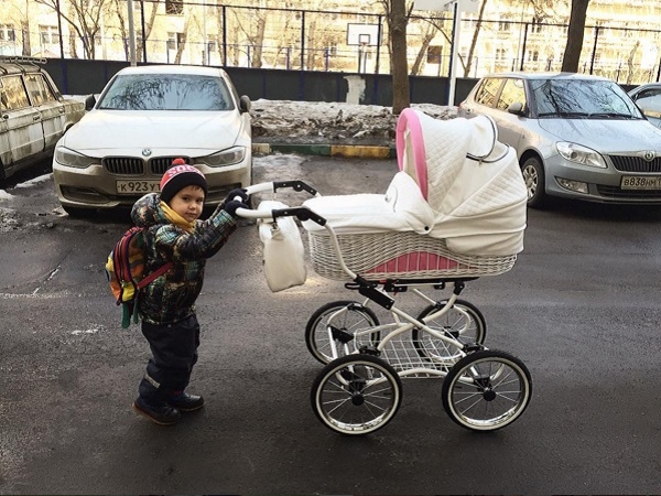 Агата Муцениеце отправила сына гулять с младшей сестренкой