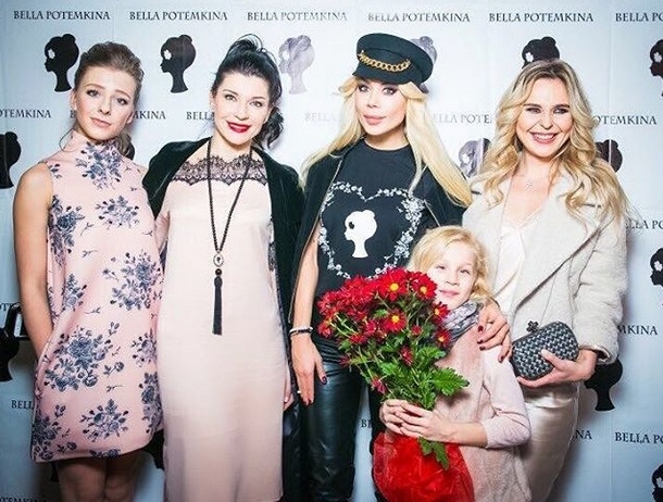 На показе Беллы Потёмкиной, Пелагея показала свою татуировку