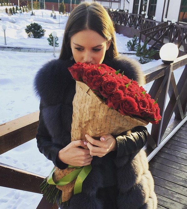 Саша Артемова показала беременный животик