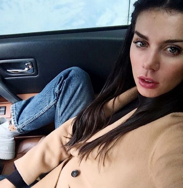 Анна Седокова приехала на съемки в гардине
