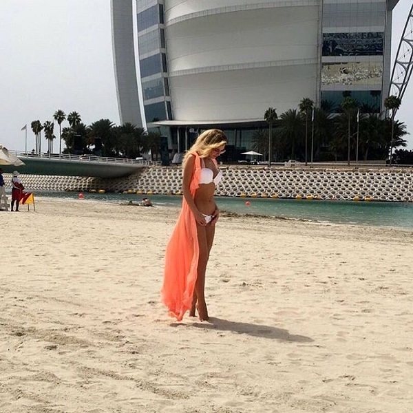 Полуобнаженная Миша Романова показалась на пляже солнечного Дубая