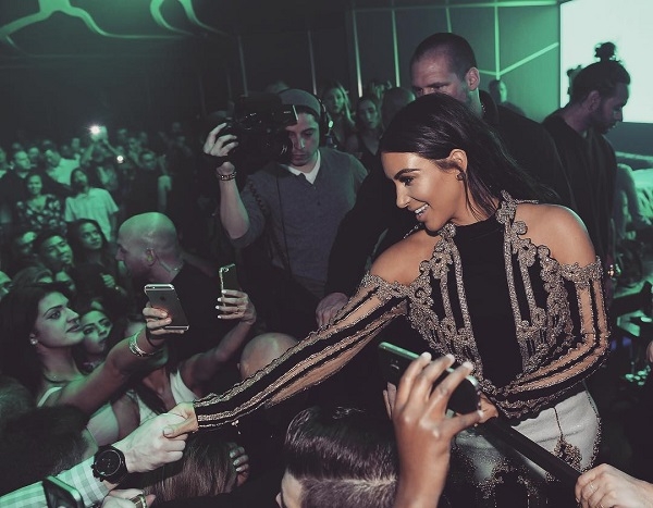 Ким Кардашьян круто отожгла в ночном клубе в шикарном платье