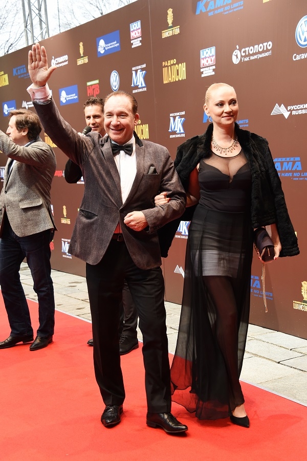 Супруга Максима Дунаевского Марина блеснула платьем мини и роскошным декольте