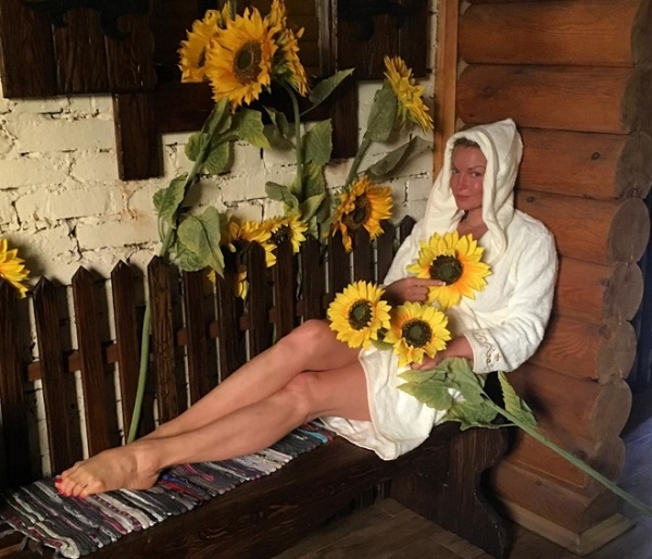Анастасия Волочкова разнообразила банную фотосессию неоднозначным снимком на бильярдном столе