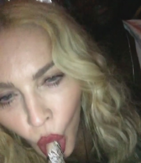 Мадонна в компании юных парней имитировала оральные ласки (видео)