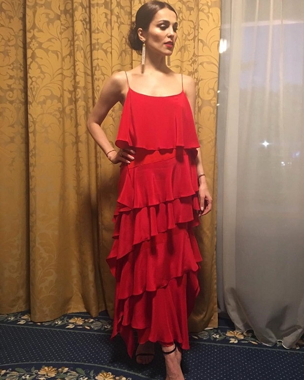 Сати Казанова продемонстрировала странное платье-штору 