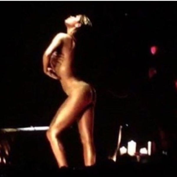 Селена Гомес порадовала поклонников совершенно голым телом на собственном концерте