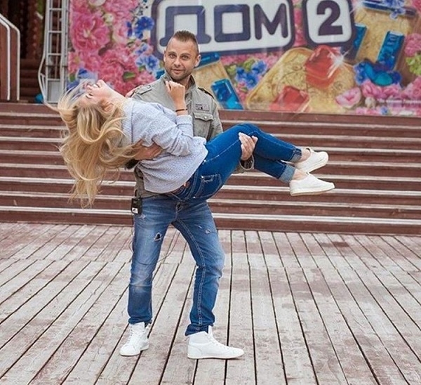 Руслана Мишина начала тянуть из Семена Фролова деньги  Руслана Мишина начала тянуть из Семена Фролова деньги