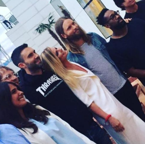 Папарацци застукали Настю Задорожную в объятиях солиста группы Maroon 5