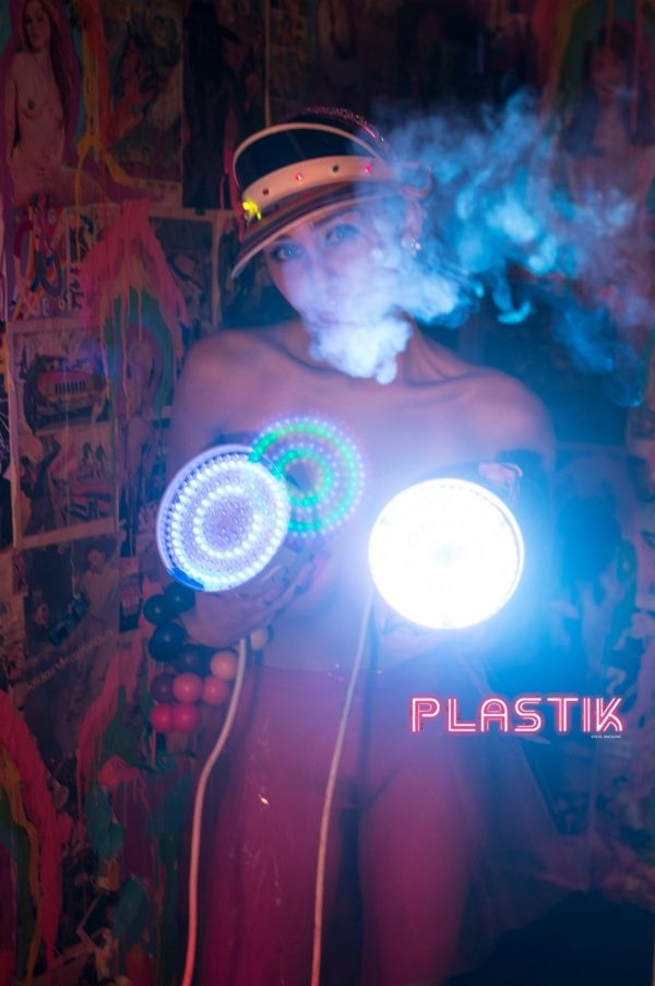 Майли Сайрус снялась в шокирующей фотосессии для Plastik Magazine