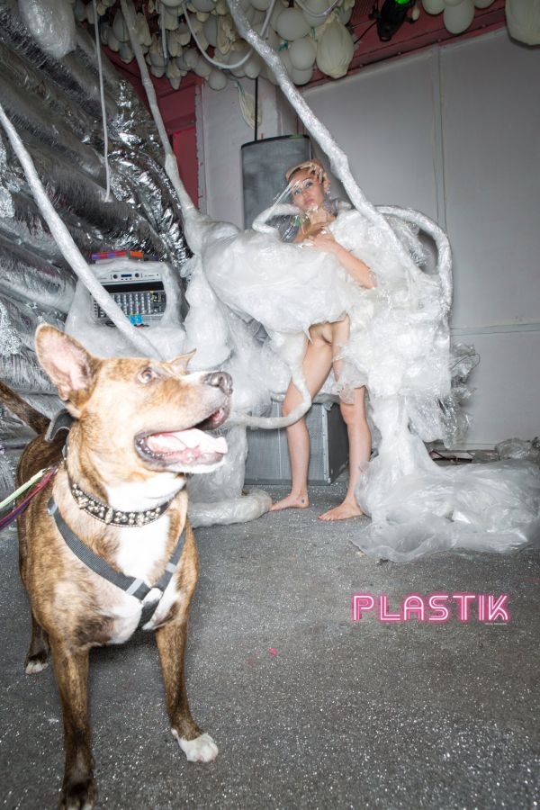 Майли Сайрус снялась в шокирующей фотосессии для Plastik Magazine