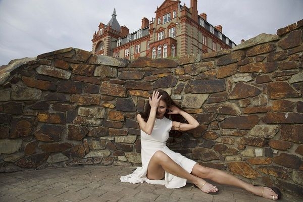 Из-за любви к Gucci, Елена Галицына чуть не утонула на территории мистического замка в Англии