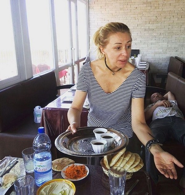 Алена Апина стала официанткой