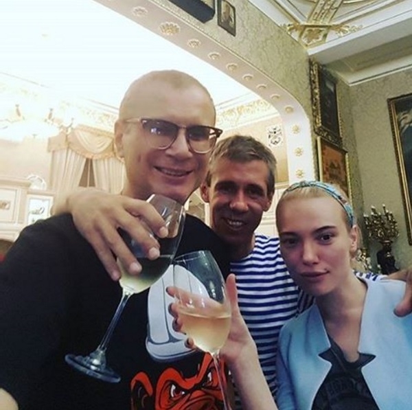 Алексей Панин продолжает публиковать в своем микроблоге фотографии обнаженных подружек, но признался в любви к жене