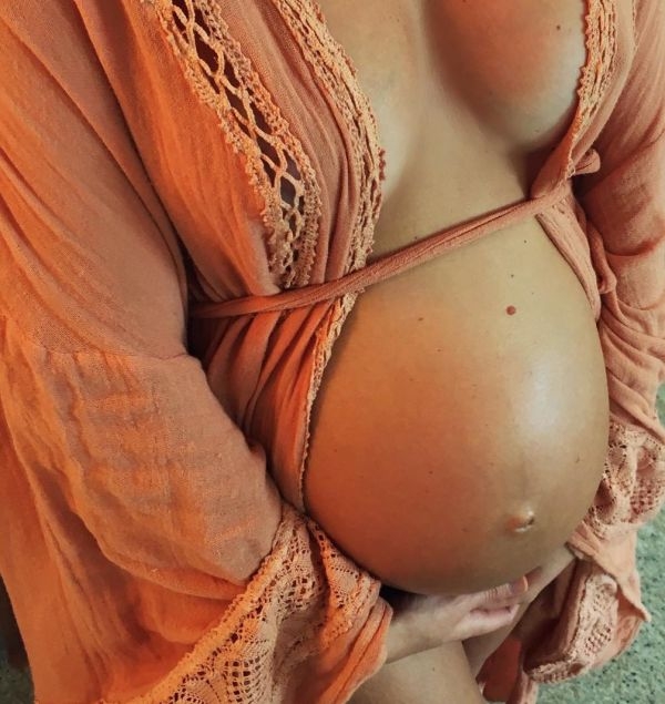 Кэндис Свейнпол разместила в блоге неприличный снимок беременного животика