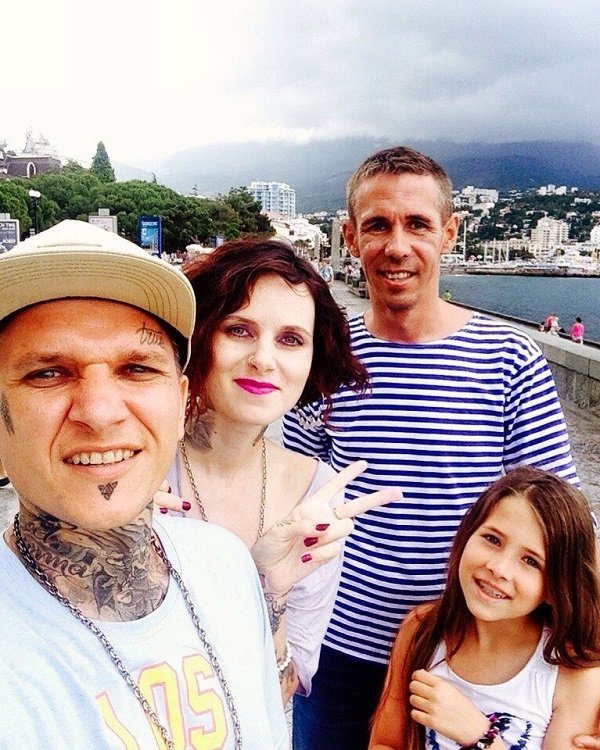 Алексей Панин привез дочь в Крым и отправился на нудистский пляж